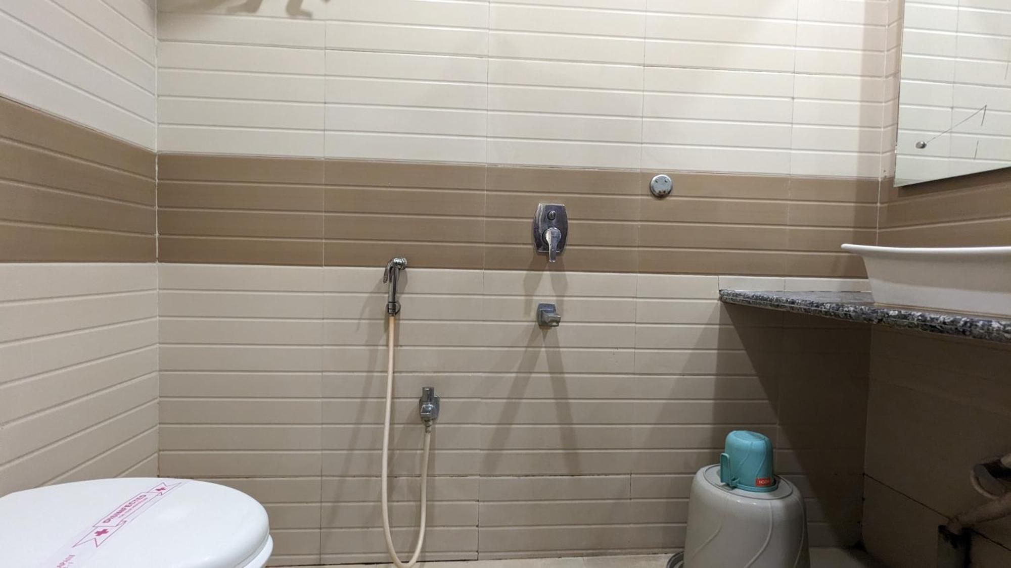 Hotel Binapani Deluxe 1 Тарапит Екстериор снимка